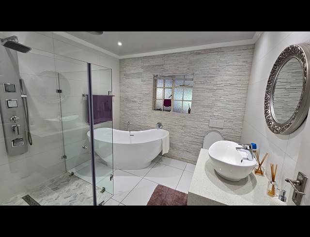 3 BEDROOM FREEHOLD FOR SALE IN HOWICK WEST